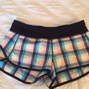 Lululemon Speed Up 2.5” plaid shorts Size 6
